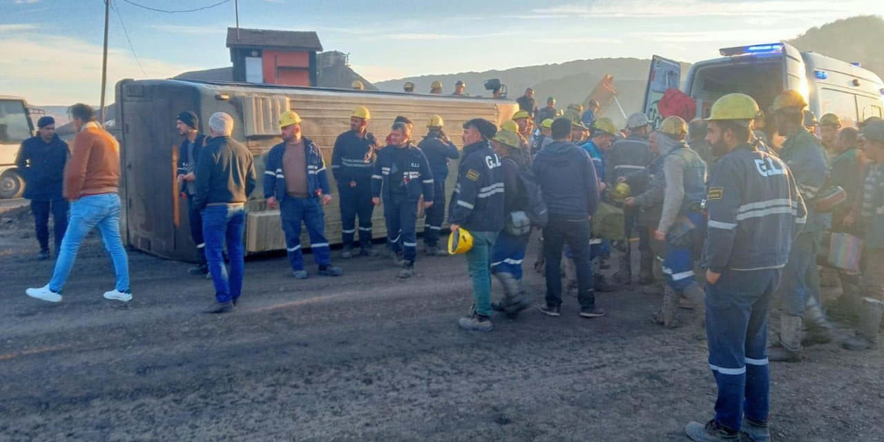 Madencileri taşıyan servis devrildi: 11 yaralı