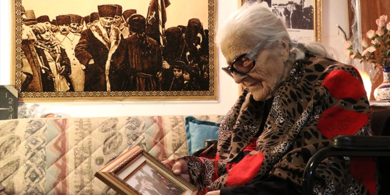 Atatürk'ün Konya ziyareti sırasında çekilen fotoğrafta yer alan Sabiha Öğretmen'in gururu