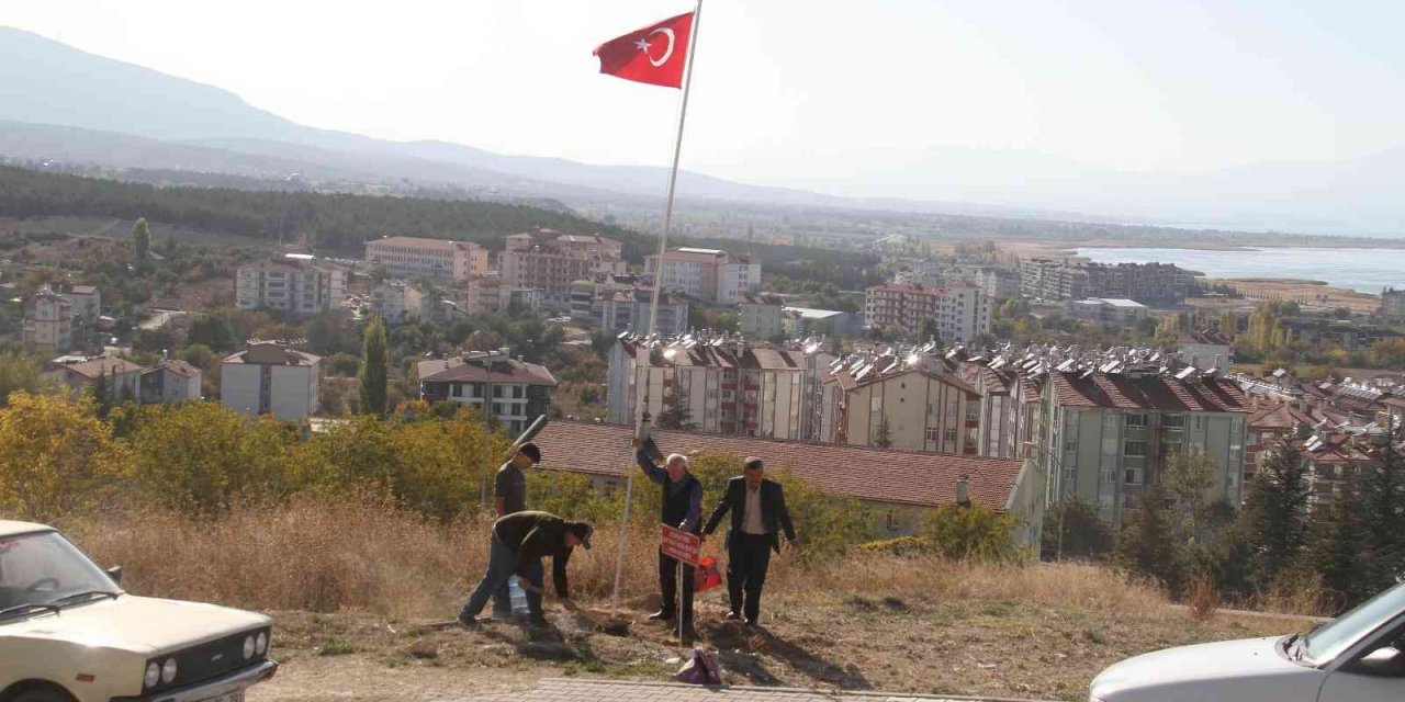 Şehit kabirlerinin başına Türk bayrağı dikti, Bartın şehitlerini unutmadı