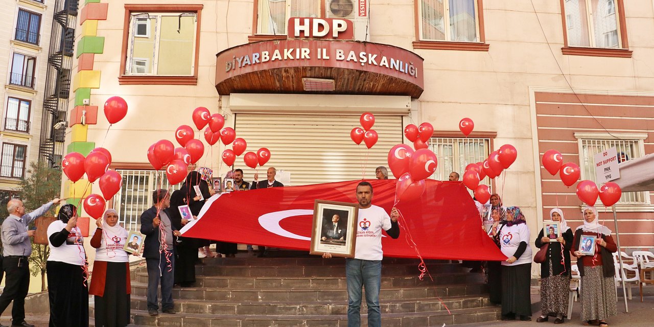 Diyarbakır anneleri, Türk bayraklı balonları gökyüzüne saldı