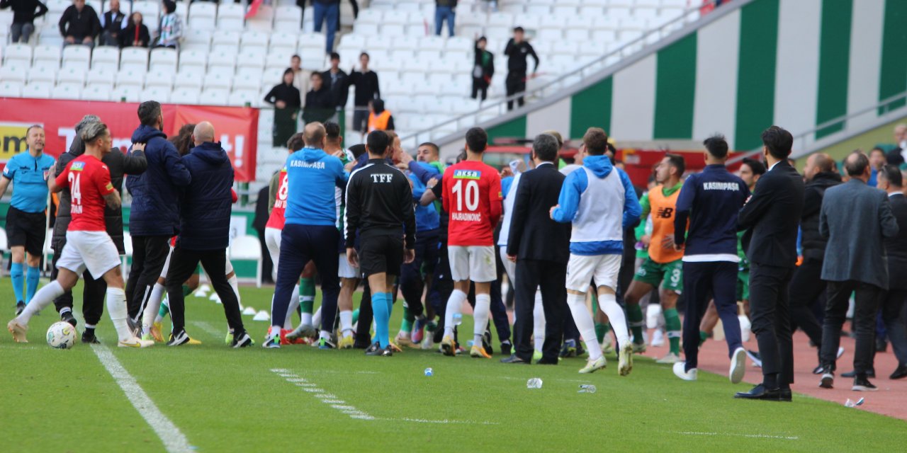Konyaspor-Kasımpaşa maçının son dakikalarında tartışma çıktı