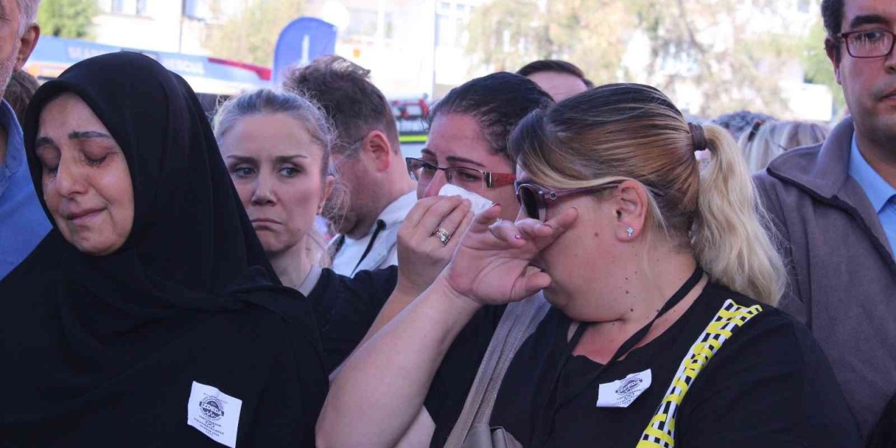 İzmir depreminde hayatlarını kaybedenler gözyaşları ile anıldı