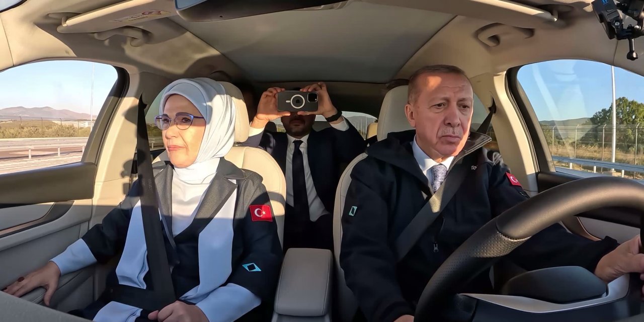 Cumhurbaşkanı Erdoğan 'Togg' kullandı, o iki şarkıya eşlik etti