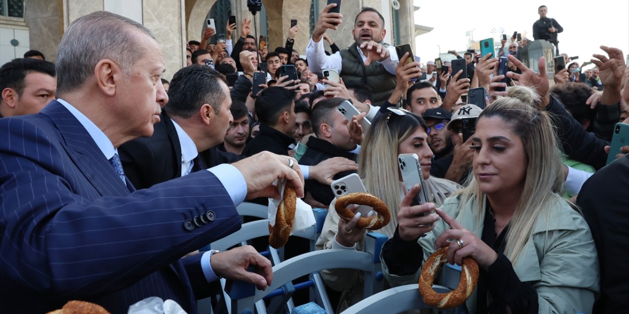 Cumhurbaşkanı Erdoğan Taksim'de simit dağıttı