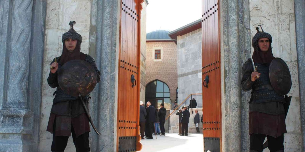 Selçuklu başkenti Konya’da Sultanlar Türbesi’nde her cuma saygı nöbeti yapılıyor