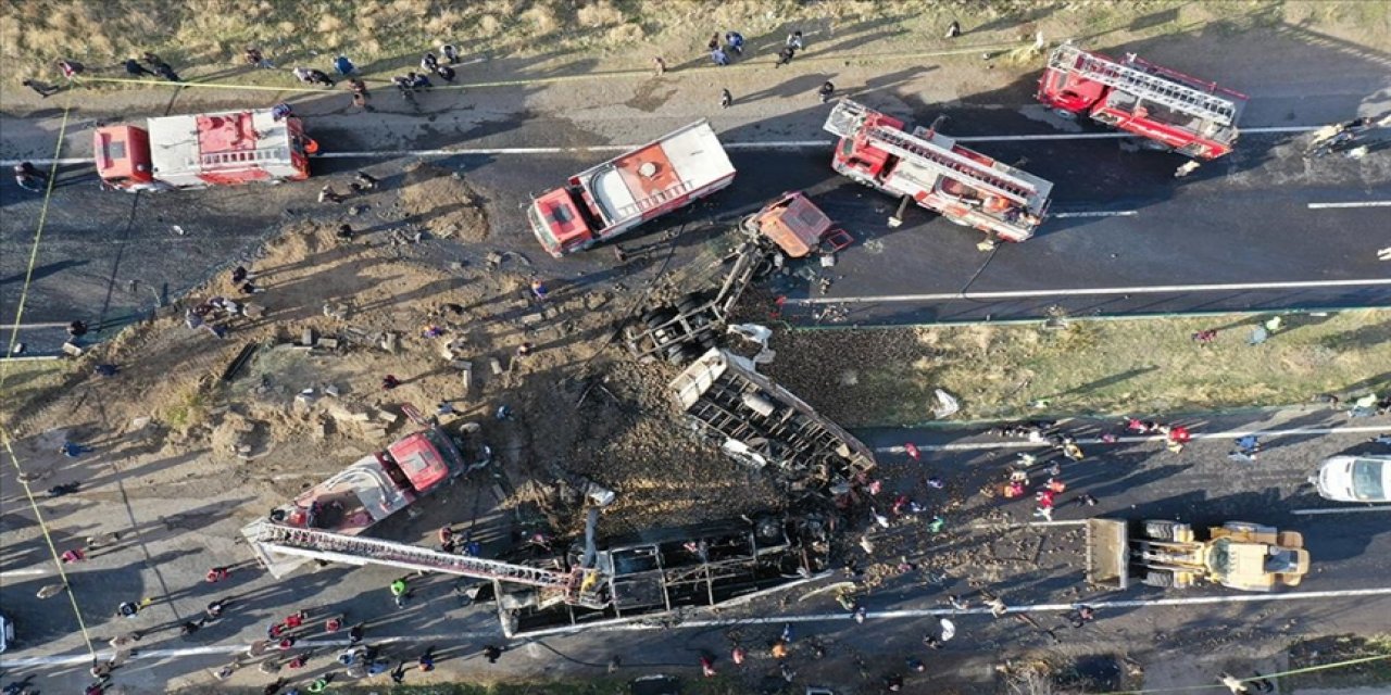 Ağrı'daki kazada hayatını kaybedenlerin kimlikleri tespit ediliyor