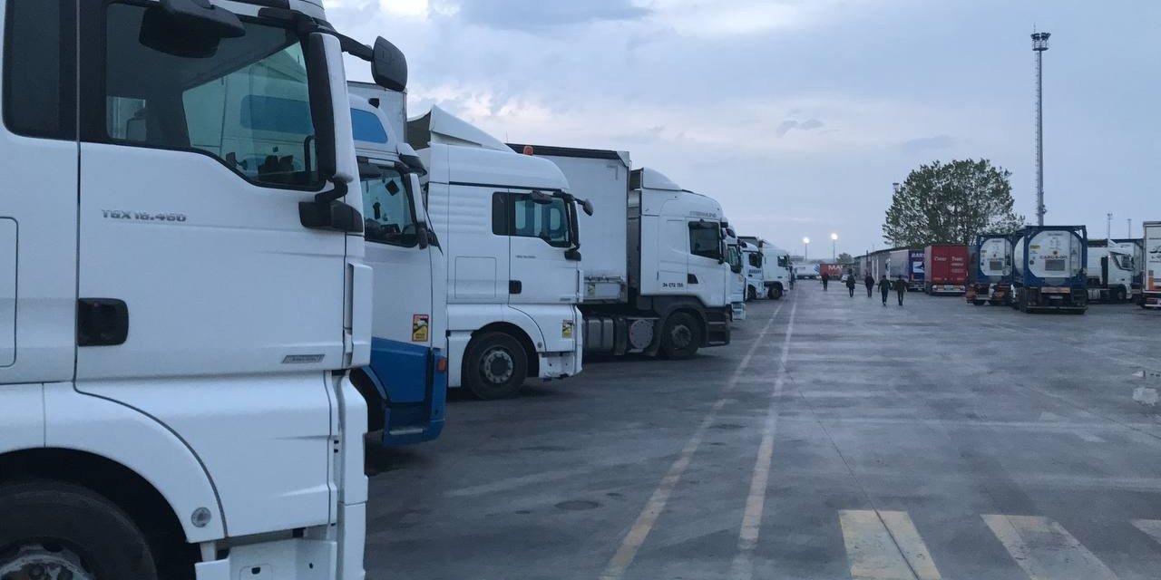 Kapıkule’de tır sürücülerinin "dozvola" tepkisi: “Türkiye’nin ihracatı baltalanıyor”