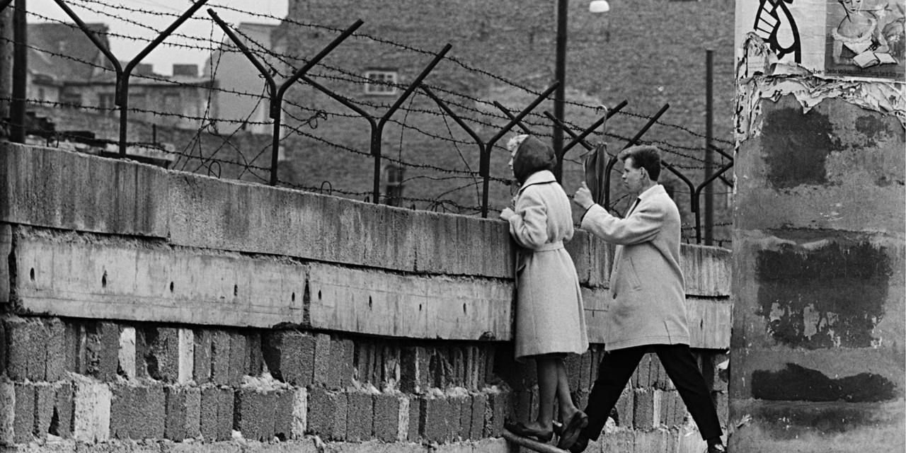 Berlin Duvarı 33 yıl önce yıkıldı