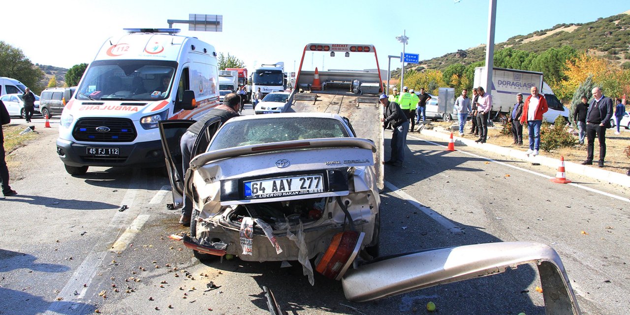 Otomobiller çarpıştı: 1'i ağır 4 yaralı