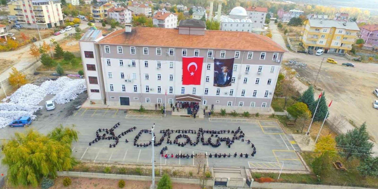 Konya’da öğrenciler Atatürk’ün imzasını oluşturdu