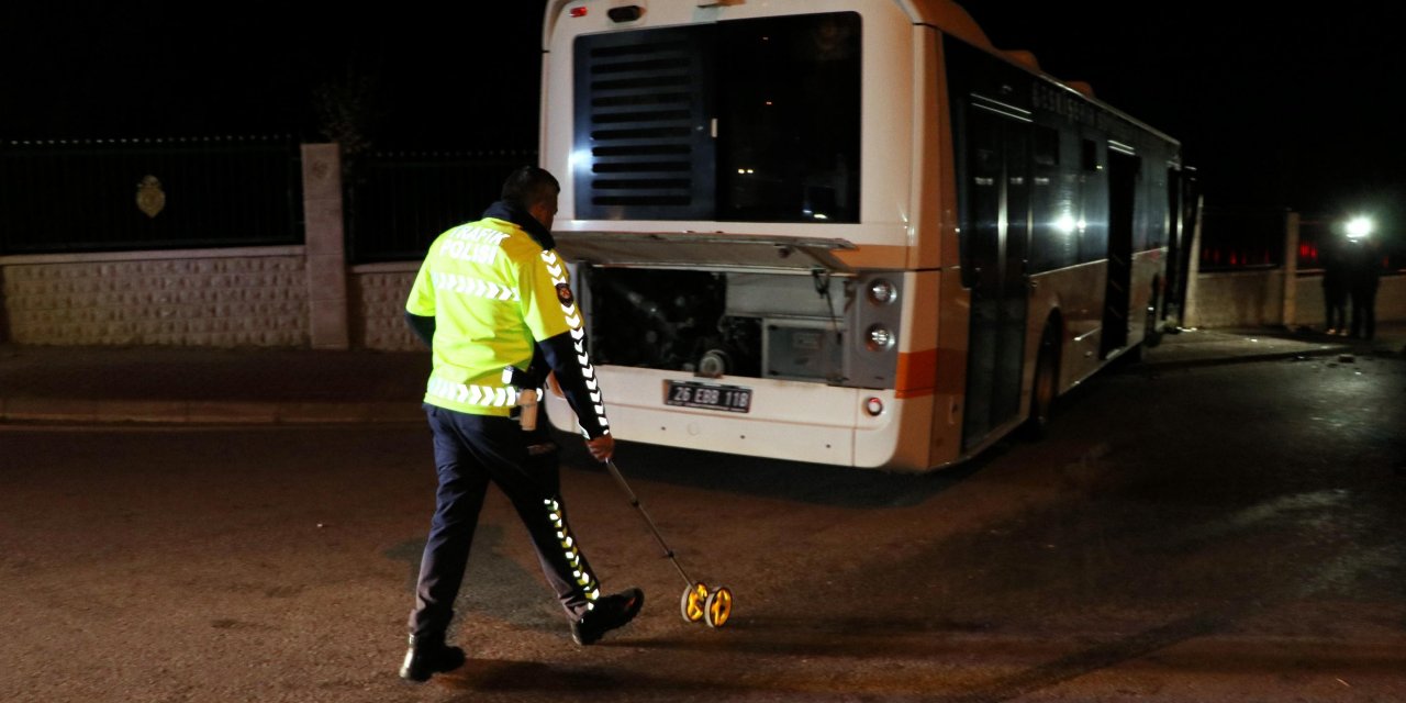 Otomobille çarpışan belediye otobüsü duvara da çarptı: 10 yaralı