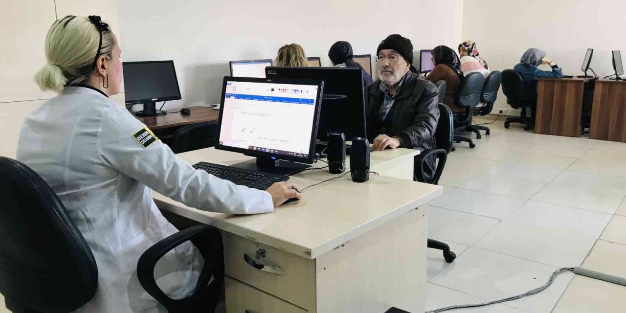 Konya'da 70 yaşındaki emekli, torunlarıyla bilgisayar oyunu oynamak için kursa yazıldı