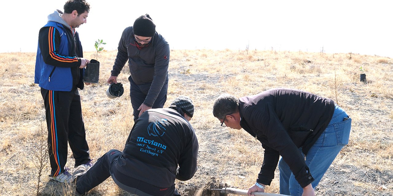 Konya'da yamaç paraşütçüleri erozyona karşı ağaçlandırma yapıyor