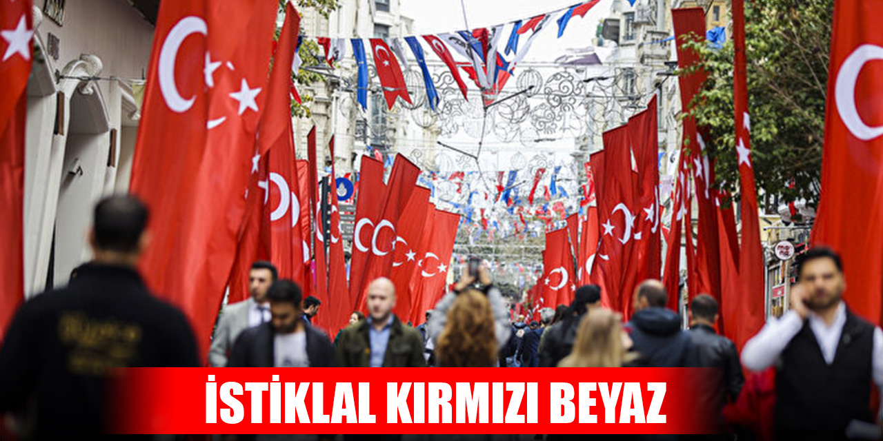İstiklal Caddesi Türk bayraklarıyla donatıldı