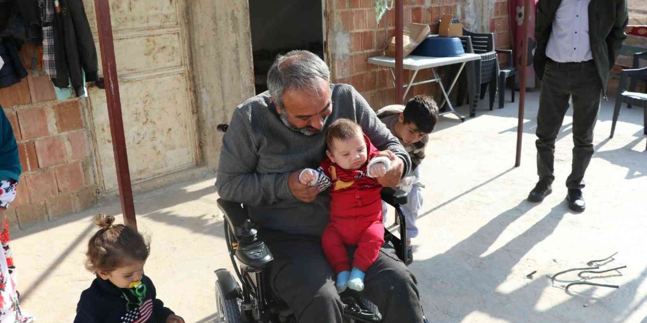 Üç çocuk babasının akülü tekerlekli sandalye sevinci