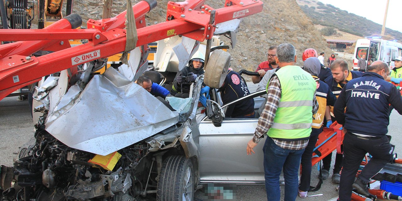Otomobil pulluk takılı traktöre saplandı: 1 ölü, 4 yaralı