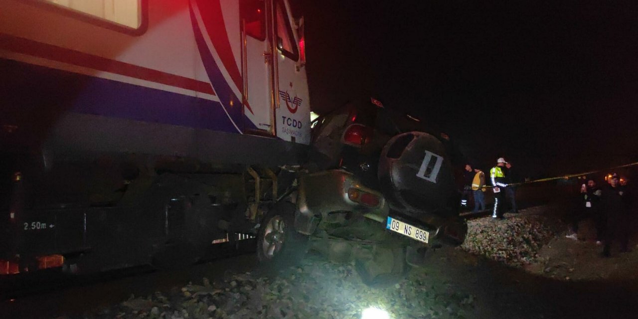 Trenle çarpışan otomobil metrelerce sürüklendi: 1 ölü