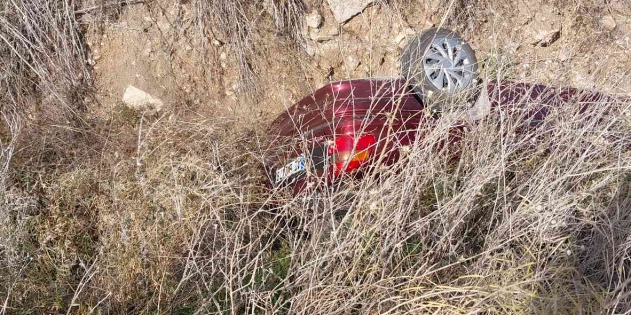 Konya'da otomobil kanala devrildi, sürücü yaralandı