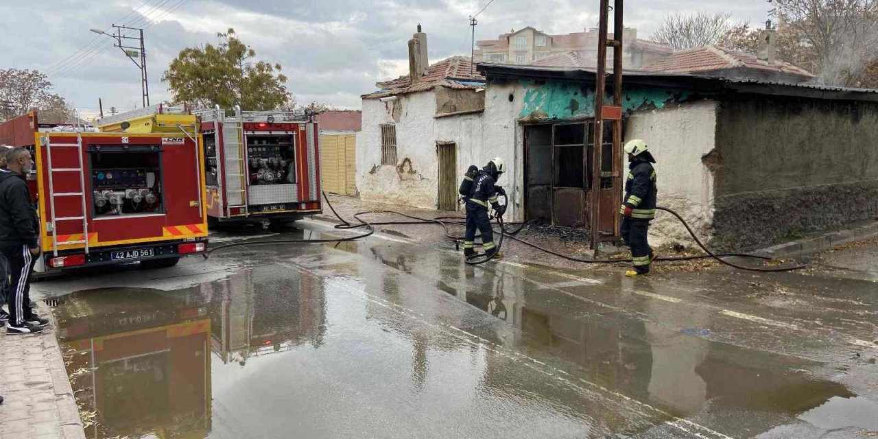 Konya’da müstakil evin deposunda yangın çıktı