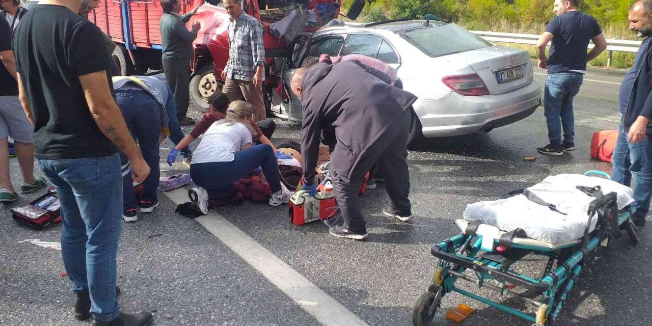 Manavgat-Konya yolunda kamyonet ile otomobil kafa kafaya çarpıştı: 2 ölü, 1’i ağır 6 yaralı