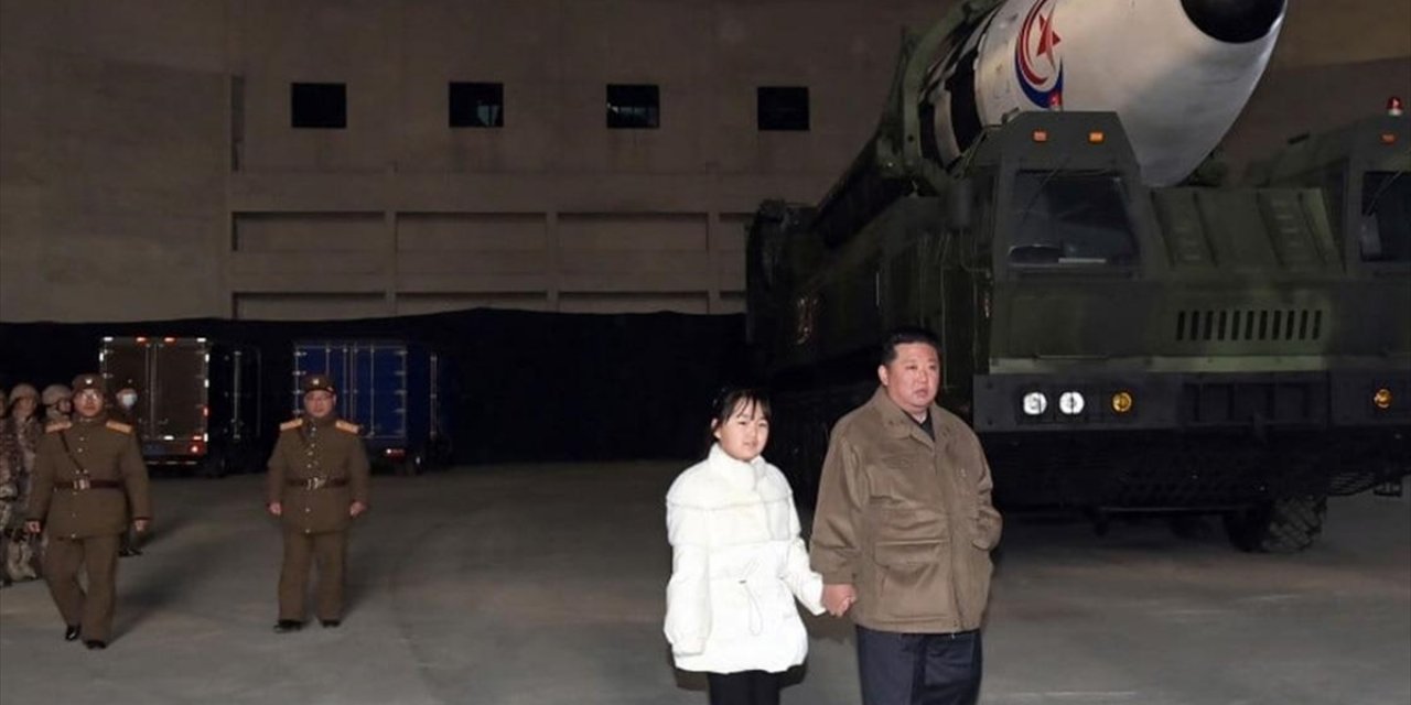 Kuzey Kore lideri Kim Jong-un kızı.. Kıtalararası füze denemesinde ilk defa kızıyla görüntülendi