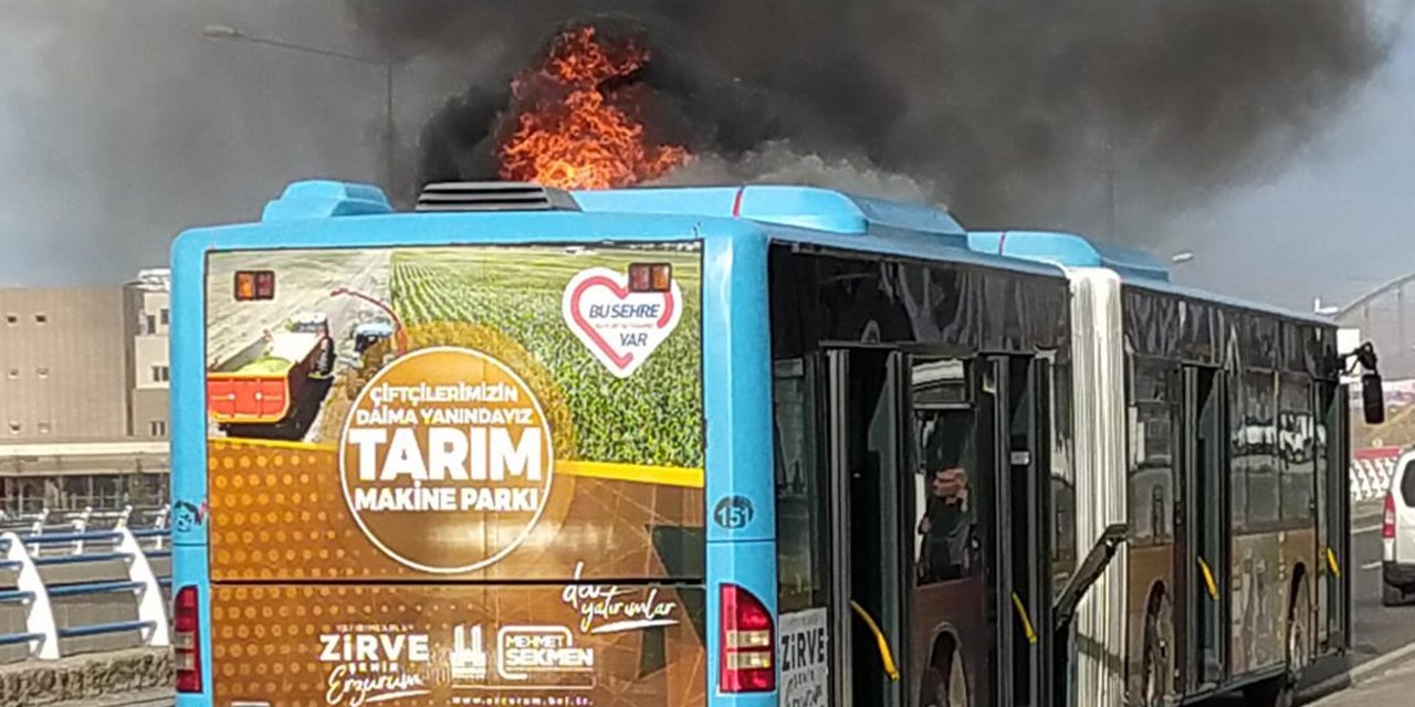 Seyir halindeki belediye otobüsü, alev alev yandı