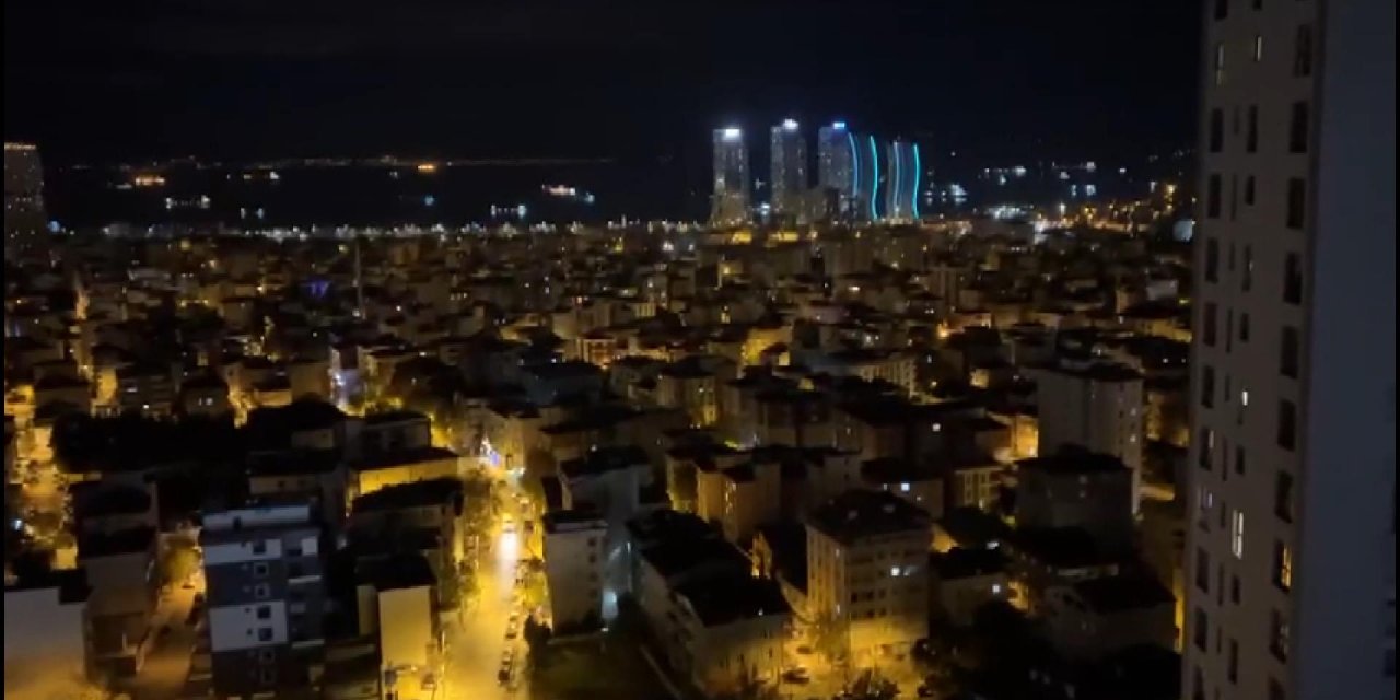 İstanbullular depremin ardından sokağa çıktı