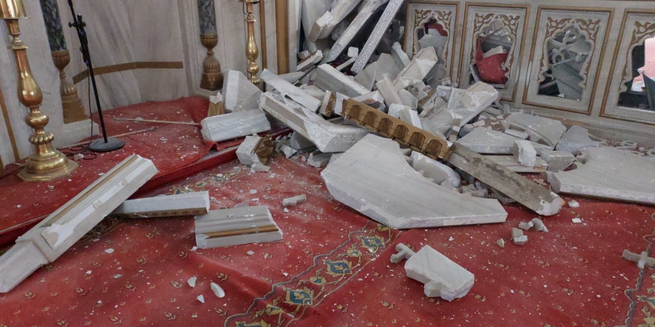 Düzce'deki depremde caminin minberi yıkıldı