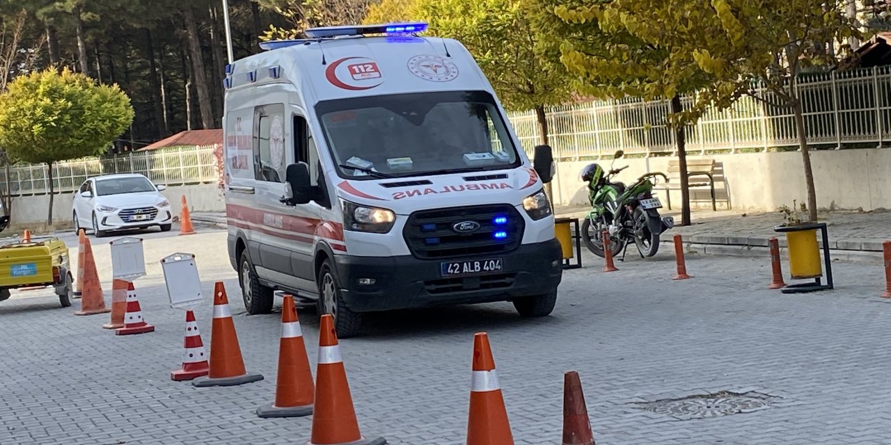 Konya'da köpeğe çarpan otomobil yoldan çıktı: 3 yaralı