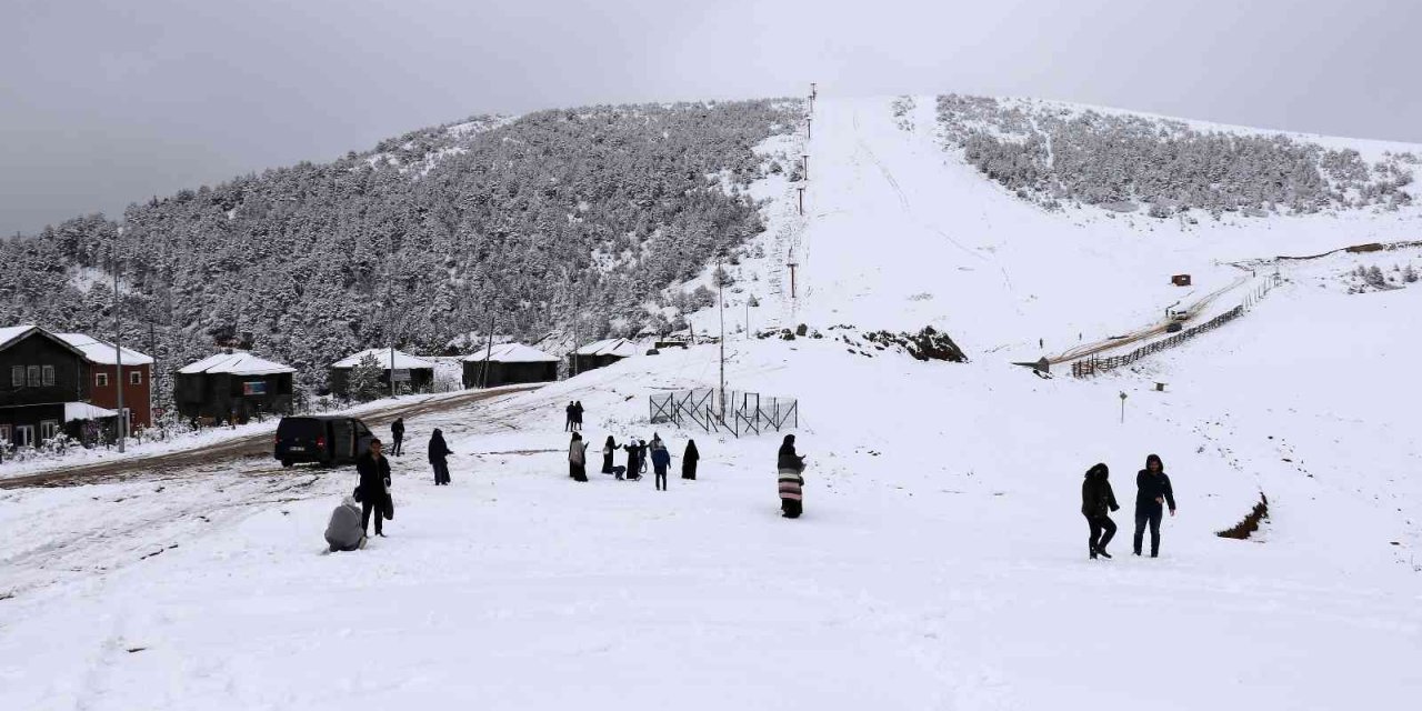 Kar yağışını duyan Zigana Kayak merkezine akın etti