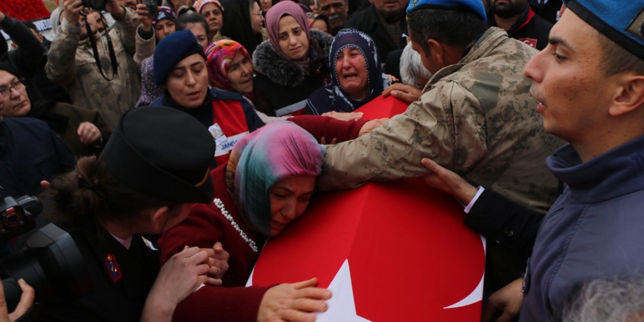 İki kardeşinden şehit ağabeye asker selamı ile veda