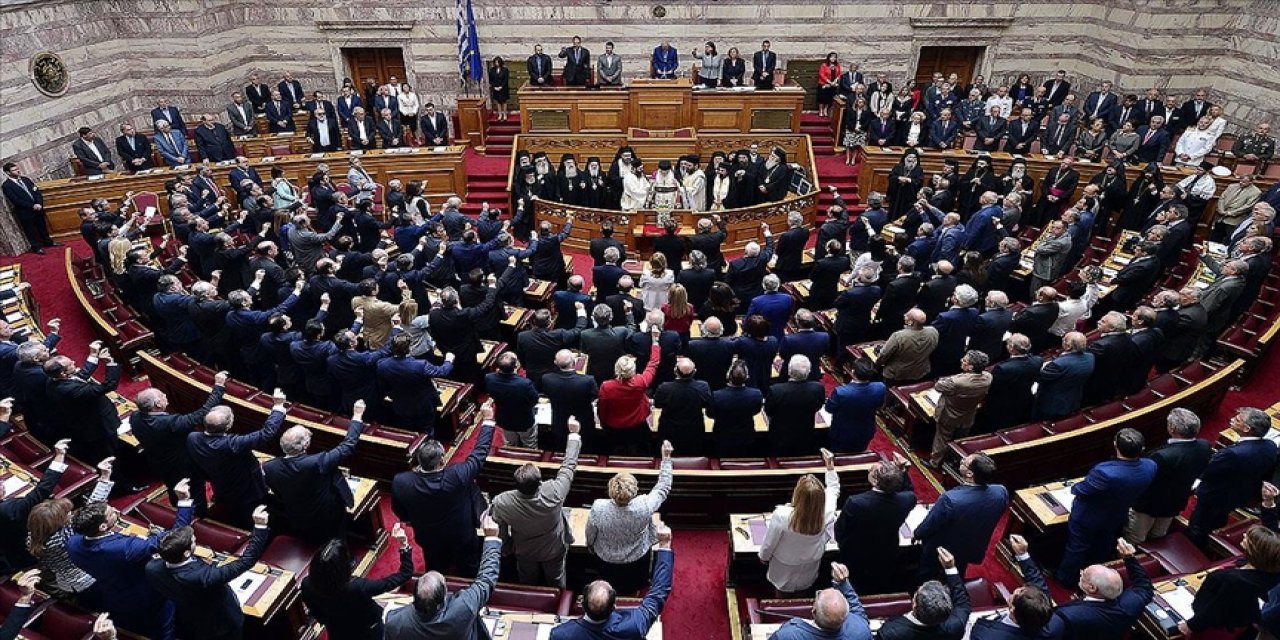 Yunanistan'da dinleme skandalı, parlamentoda görüşüldü