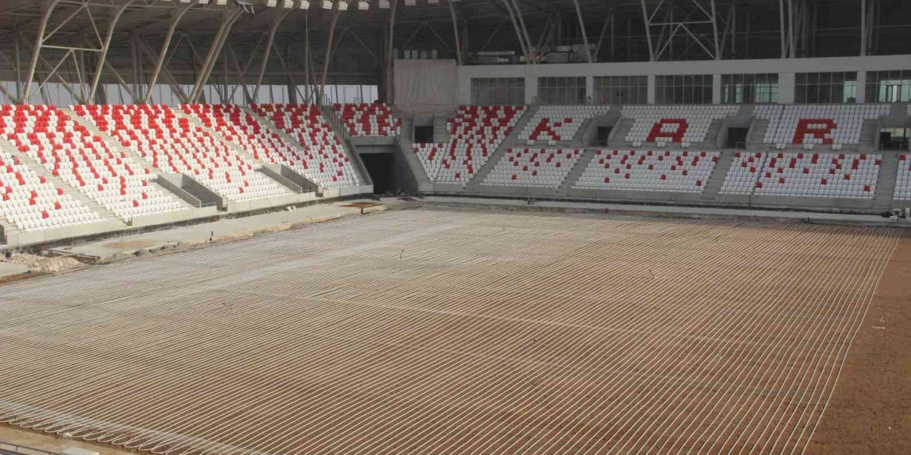 Karaman’da sona yaklaşılan 15 bin kişilik stadyumun kumu Konya'dan