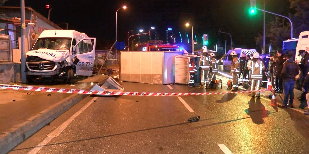 Kamyonetle servis minibüsü çarpıştı: 1 ölü, 2 yaralı