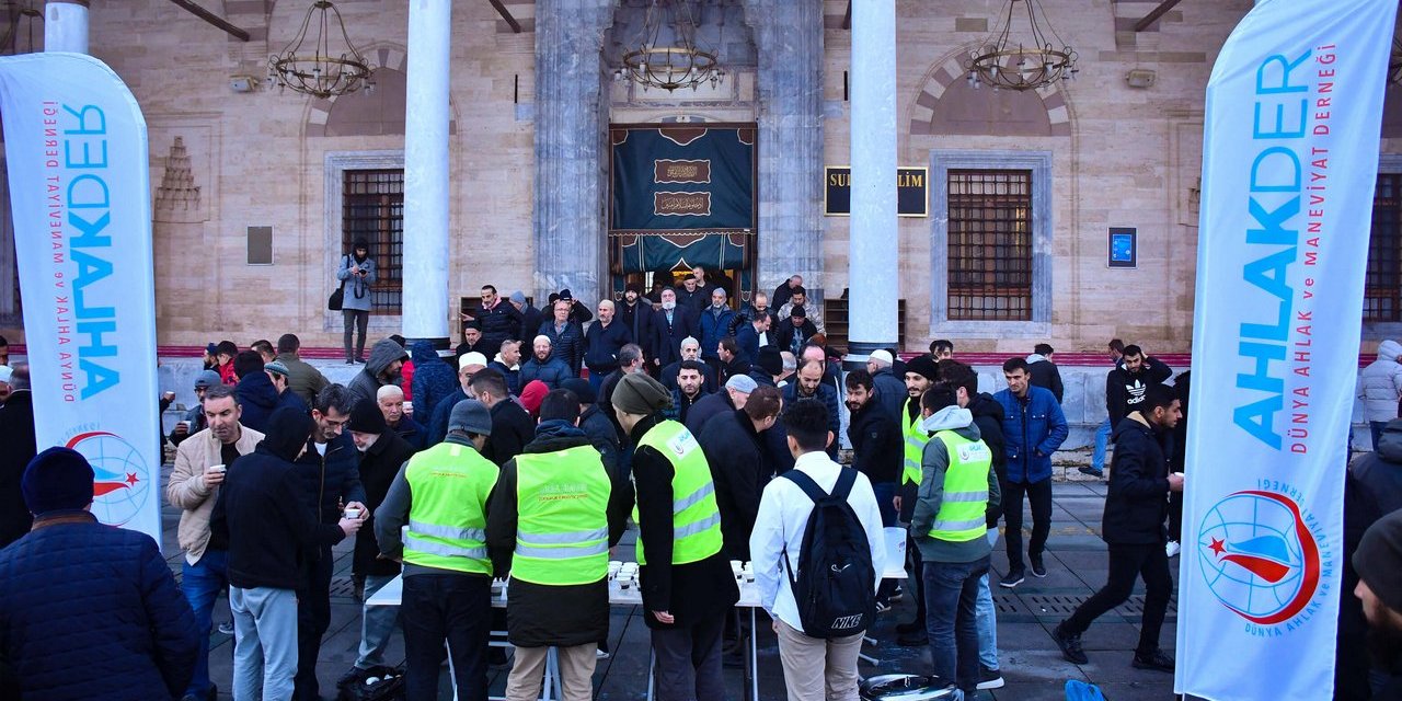 Konya'da gençler sabah namazında buluştu