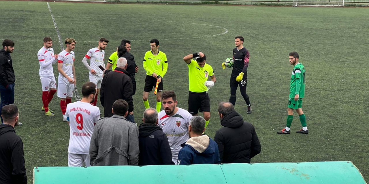 Parmağı kırılan hakem elinde bandajla maç yönetti