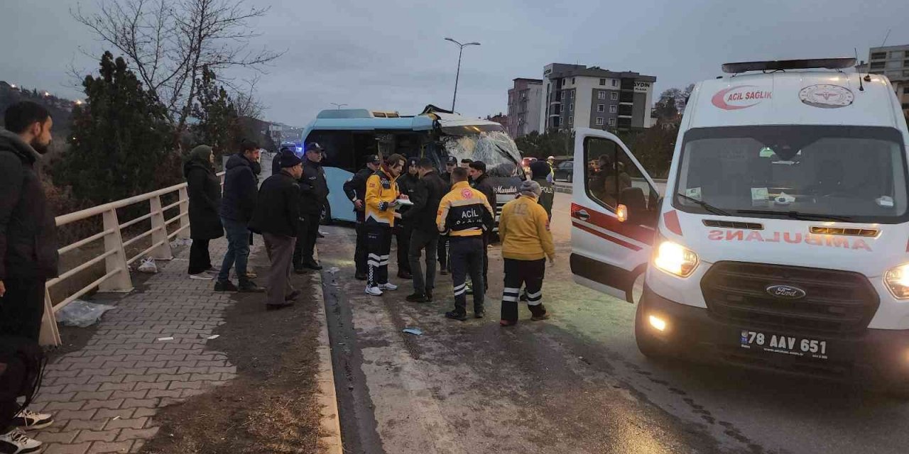 Yolcu minibüsü önünde seyreden otobüse çarptı: 14 yaralı