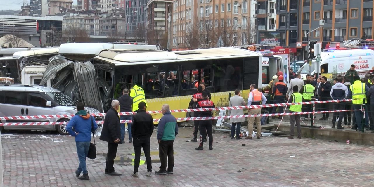 Tramvay Durağı'nda trafik kazası: 33 yaralı