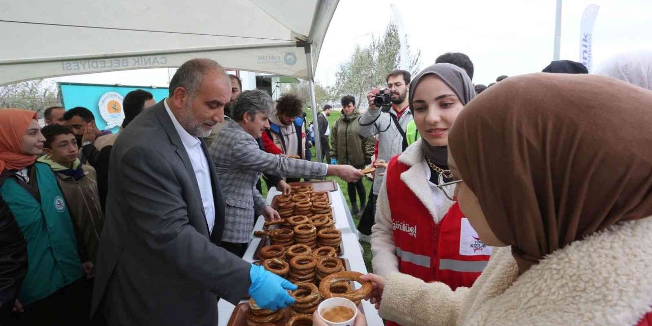 Gençlere salep ve simit ikramında bulundular