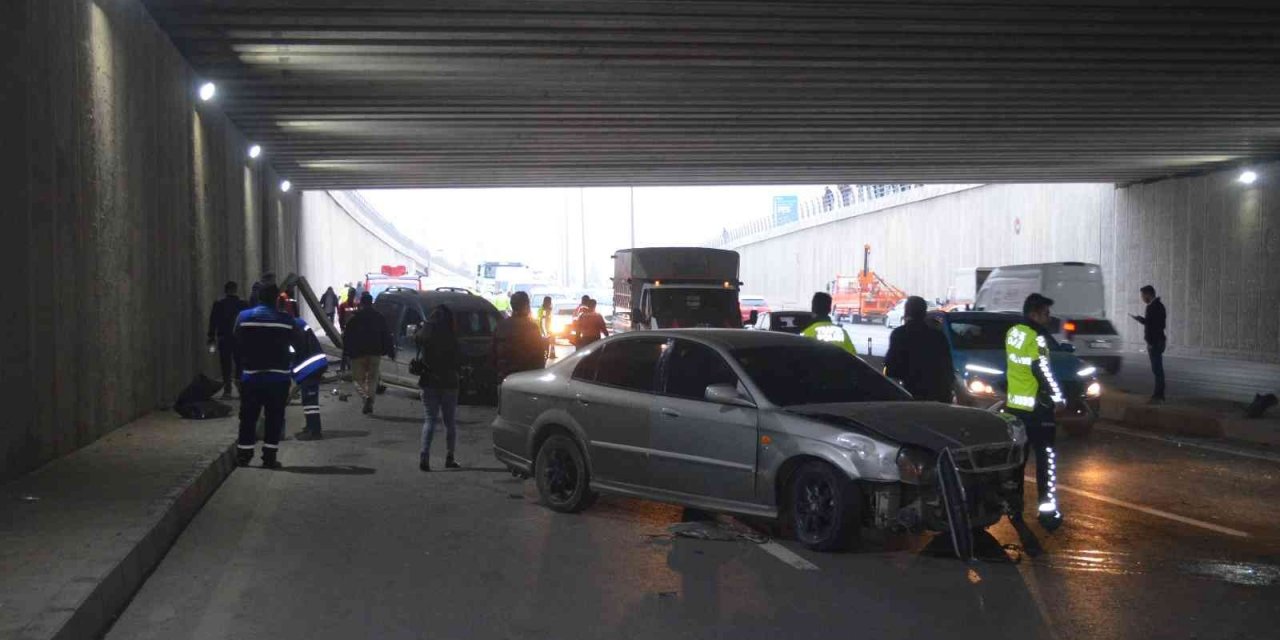5 araçlı trafik kazasında tünelin beton blokları devrildi