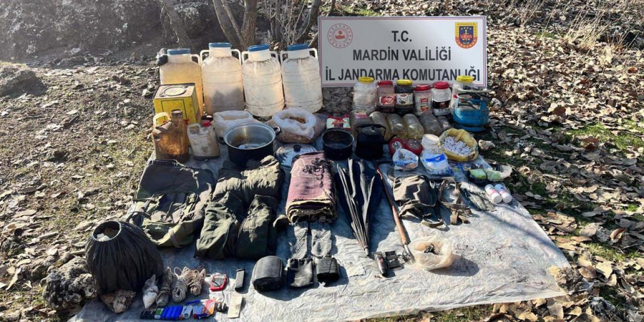 PKK’lı teröristlerin 4 malzeme deposu imha edildi