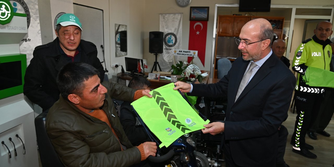 Konya'da reflektörlü uyarı çantası ile engelliler trafikte fark edilecek