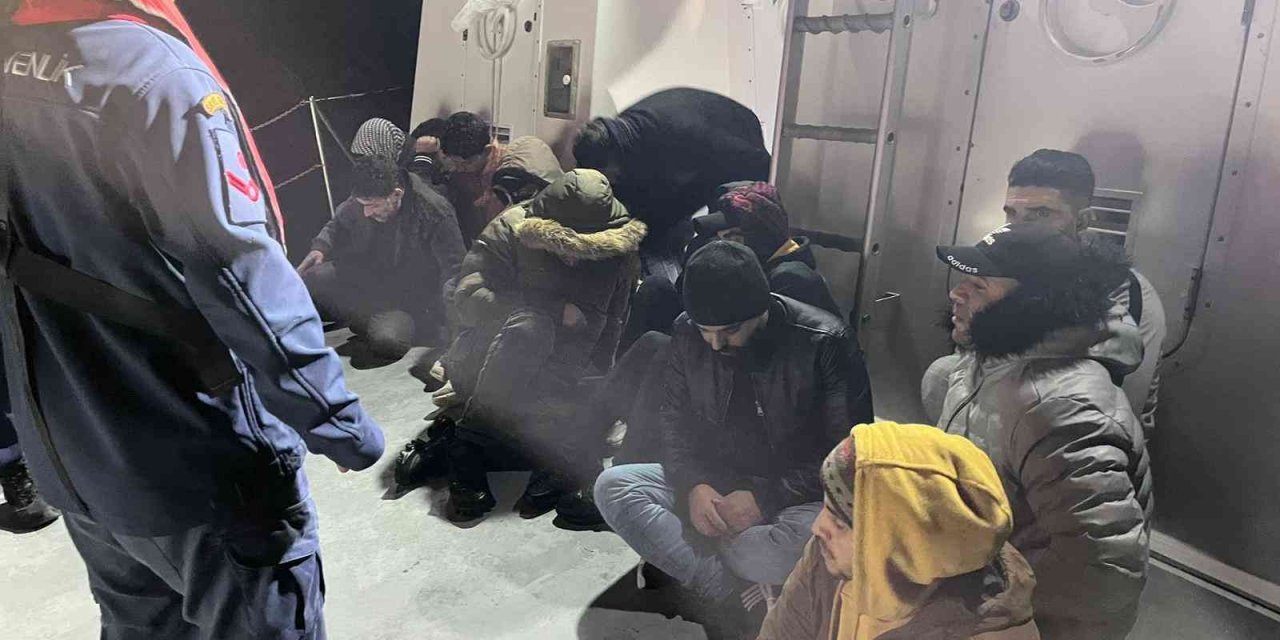 Yunanların ittiği 13 düzensiz göçmen kurtarıldı