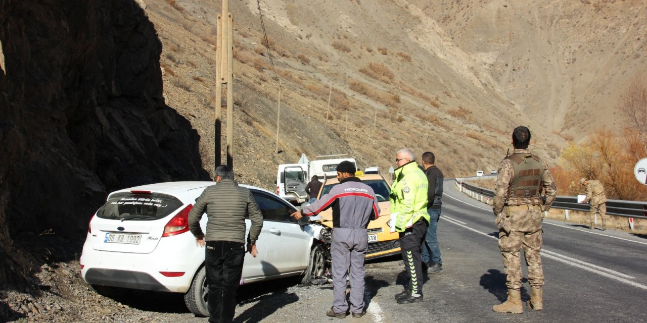Hakkari- Van yolunda otomobil ile taksi çarpıştı: 7 yaralı