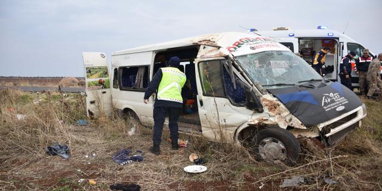 İşçileri taşıyan minibüs devrildi: 23 yaralı