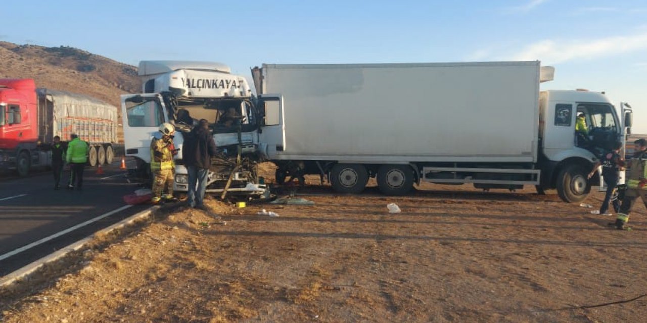 TIR, kamyona çarptı: 1 ölü, 2 yaralı