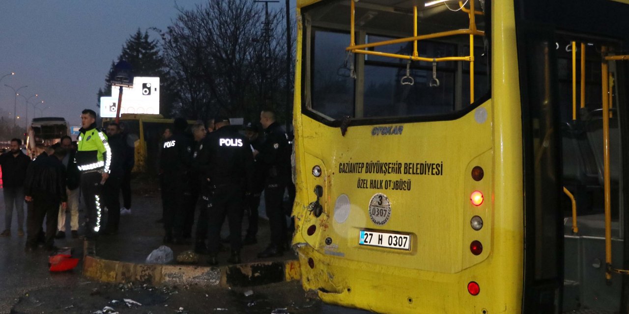 Tır ile 2 halk otobüsünün karıştığı kazada 17 kişi yaralandı