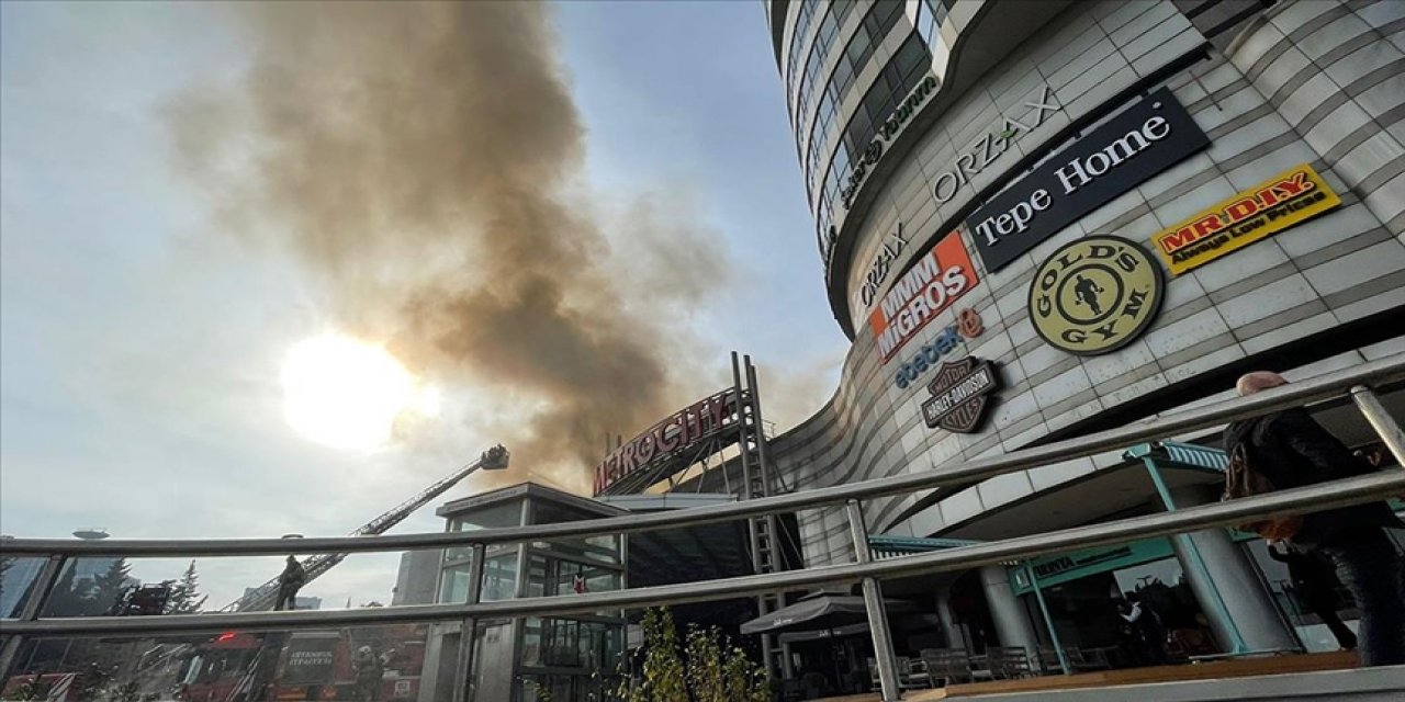 İstanbul’da alışveriş merkezinde büyük yangın
