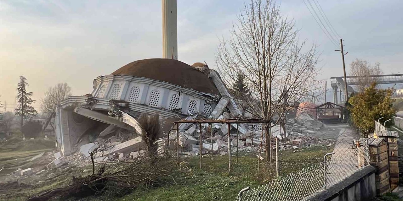 Depremde ağır hasar gören 35 yıllık cami yıkıldı