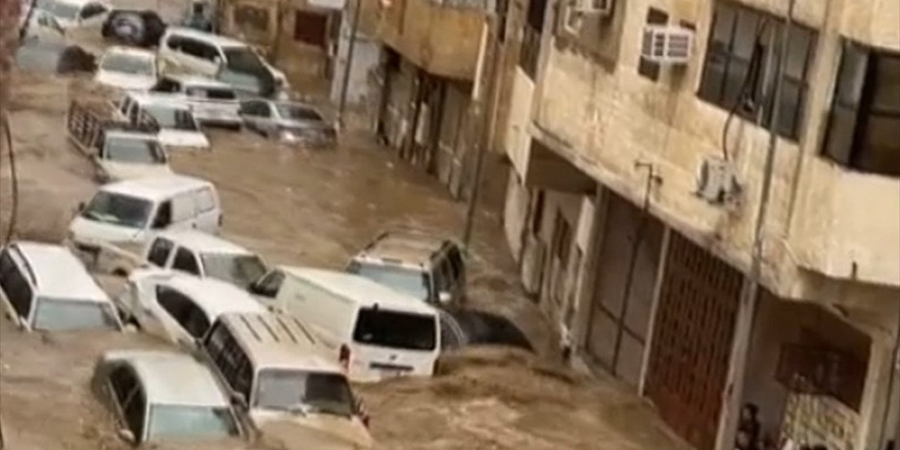 Mekke'de yağışlar sele neden oldu